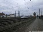 Mit Steuerwagen voraus verlsst 101 077-6 den Hallenser Hbf am 5.1.15