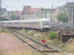 Mit Steuerwagen voraus 101 096 lsst mit ihrem InterCity (IC) den Hallenser Hbf hinter sich am 13.6.15