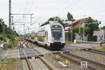 146 553 mit einem InterCity bei der Durchfahrt im Bahnhof Niemberg am 5.7.21