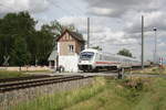 101 113 mit einem InterCity bei der Vorbeifahrt an Braschwitz am 5.7.21