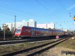 Am 1.11.14 zog die Hybrid V100  Ost  eine 143er mit ihrem Zug aus dem Bahnhof Halle (Saale) Hbf in Richtung Werkstatt raus