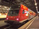 Nur ein Steuerwagen und dahinter gleich die Trierer 143 822 als S7 mit ziel Halle-Nietleben im Bahnhof Halle (Saale) Hbf am 26.11.14