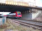 Mit Steuerwagen voraus kam eine BR 143 aus Halle - Nietleben mit ziel Halle - Trotha bei Angersdorf angefahren am 11.12.14