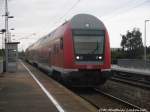 Mit Steuerwagen voraus steht 143 XXX im Bahnhof Halle-Rosengarten am 8.6.15