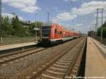 Mit Steuerwagen voraus kommt 143 XXX in den Bahnhof Teutschenthal eingefahren am 4.6.15