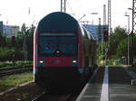 Mit Steuerwagen voraus kommt 143 034 in den Bahnhof Halle-Nietleben eingefahren am 21.6.17