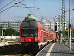 Mit Steuerwagen voraus kommt 143 827 in den Bahnhof Halle/Saale Hbf am 9.8.18 eingefahren