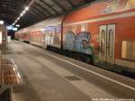 Beschmierte Doppelstockwagen im Bahnhof Halle (Saale) Hbf am 10.1.15