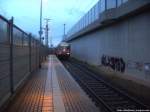 Mit Steuerwagen voraus kommt MRCE ES 64 U2 - 005 aus Eisenach mit ziel Halle (Saale) Hbf in den Bahnhof Ammendorf eingefahren am 13.12.14