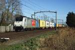 Crossrail 186 187 samt deren Neuss-Antwerpen Containershuttle passiert Hulten am 23 Februari 2022.