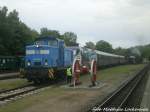 PRESS 346 001 steht mit dem berfhrungszug im Putbusser Bahnhof zur Abfahrt bereit am 31.5.15