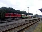 112 708 mit dem Personenzug abgestellt im Bahnhof Putbus am 7.7.17