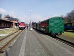 Kleinbahn und Großbahn stehen jeweils zur Abfahrt nach Göhren und nach Bergen auf Rügen am 12.4.18 bereit