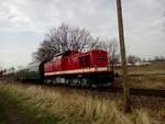 112 708 (202 708) am Zugschluss kurz vor Lauterbach/Rügen am 13.4.18