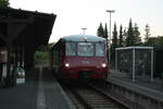 772 140 und 772 141 mit dem Letzten Zug des Tages im Bahnhof Putbus am 30.7.21