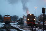 99 4802 und 106 756 (346 756) im Bahnhof Putbus am 22.12.21