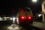 218 105 der NeSA steht zur Rckfahrt nach Plattling im Bahnhof Viechtach am 23.3.21