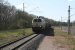 218 105 der NeSA mit einem Schleifzug bei der Durchfahrt im Bahnhof Schkopau am 26.4.21