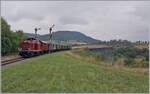 Die Diesellok 211 041-9 (92 80 1211 041-9 D-NeSA) hat mit ihrem  Morgenzug  die Talbergang Epfenhofen Brcke berquert und erreicht nun den Bahnhof Epfenhofen.