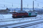 V200 507 / 120 982-4 der EBS mit 185 XXX verlassen den Bahnhof Naumburg(Saale) Hbf in Richtung Karsdorf am 1.12.23