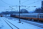 232 690 mit 243 822 der EBS verlassen mit dem Stdteexpress mit ziel Weimar den Bahnhof Naumburg(Saale) Hbf am 1.12.23