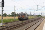 151 017 der HSL Bei der Durchfahrt im Bahnhof Niemberg am 5.7.21