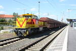 Lok 212 der MEG mit dem Kohle-Pendel Buna-Werke - Whlitz beim Zwischenhalt im Bahnhof Merseburg Hbf am 14.8.21