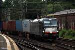 SIEMENS-VECTRON X4E-870 zog einen containerzug durch hh-harburg,datum 24.07.14