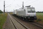 186 372 und 186 373 von akiem mit 203 915 von N1 Rail Services bei der Durchfahrt im Bahnhof Zberitz am 13.6.21