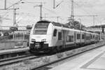 4746 304 der ODEG bei der Einfahrt in den Bahnhof Bergen auf Rgen am 1.8.21