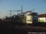 103 222 von Railadventure mit einem sonderzug mit einem Schweizer Krokodil am Zugende im Bahnhof Delitzsch unt Bf am 2.9.15