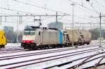 Am 18 Jänner 2013 treft Railpool 186 110 mit zwei Getreidewagen in Nijmegen Centraal ein.