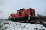 1002 041 von ALSTOM und 363 151 von Railsystems RP abgestellt am Tanklager im Rostocker Seehafen am 27.12.21