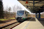 VT 569 der Vogtlandbahn als RB1 mit ziel Zwickau Zentrum bei der Einfahrt in den Bahnhof Falkenstein (Vogtl) am 30.3.24