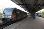 VT 564 und VT 150 der Vogtlandbahn im Bahnhof Falkenstein (Vogtl) am 9.4.24