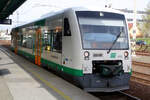 VT 151 der Vogtlandbahn als RB1 20807 / Os 17015 von Zwickau Zentrum kommend bei der Einfahrt in den Endbahnhof Sokolov am 9.4.24