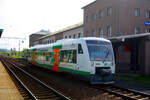 VT 150 der Vogtlandbahn bei der Betriebspause im Bahnhof Sokolov am 9.4.24