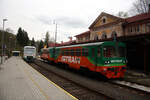 VT 155 der Vogtlandbahn und 810 623 mit 50 54 24-29 421-1 von GW Train im Bahnhof Kraslice am 9.4.24