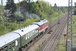 232 601 der WFL mit 243 005 verlassen den Bahnhof Ortrand in Richtung Groenhain am 15.5.22