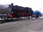 Aufgebockte 99 1782 + 251 901 im Kleinbahn BW Putbus am 31.3.13