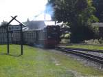 RBB 99 4011 bei der Ausfahrt aus Putbus nach Ghren am 26.8.13