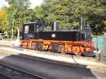 Nun steht sie der ffentlichkeit zu verfgung 99 1608 (99 608) abgestellt am Kleinbahn BW in Putbus am 1.10.13