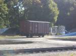 Vor wenigen Minuten ist dieser Wagen vom Tieflader der Mecklenburgischen Bderbahn  Molli  wieder auf seinen Heimatgleisen zurck gekehrt in Putbus am 2.10.13