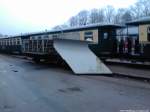 Eingekesselt steht der RüBB Schneepflug an den Abgestellten Wagen im Bahnhof Putbus am 13.12.13