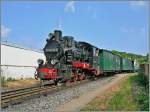 Die 99 4632-8 hat mit ihrem Personenzug soeben den Kleinbahnbahnhof von Binz  verlassen.