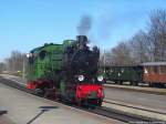 RüBB Mh 52 nährt sich seinem Zug im Bahnhof Putbus am 20.3.14