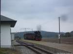 99 4511 mit dem Sonderzug-GmP beim einfahren in den Hp.