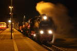 99 4632 mit dem Neujahrszug, bestehend aus einem GmP im Bahnhof Putbus am 1.1.21