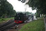 99 782 verlsst den Bahnhof Binz LB in Richtung Ostseebad Ghren am 28.7.21