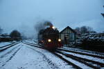 99 4802 unterwegs zu ihrem Zug im Bahnhof Putbus am 22.12.21